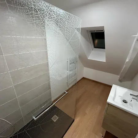 Apartment L 63 - - Circuit 24 *